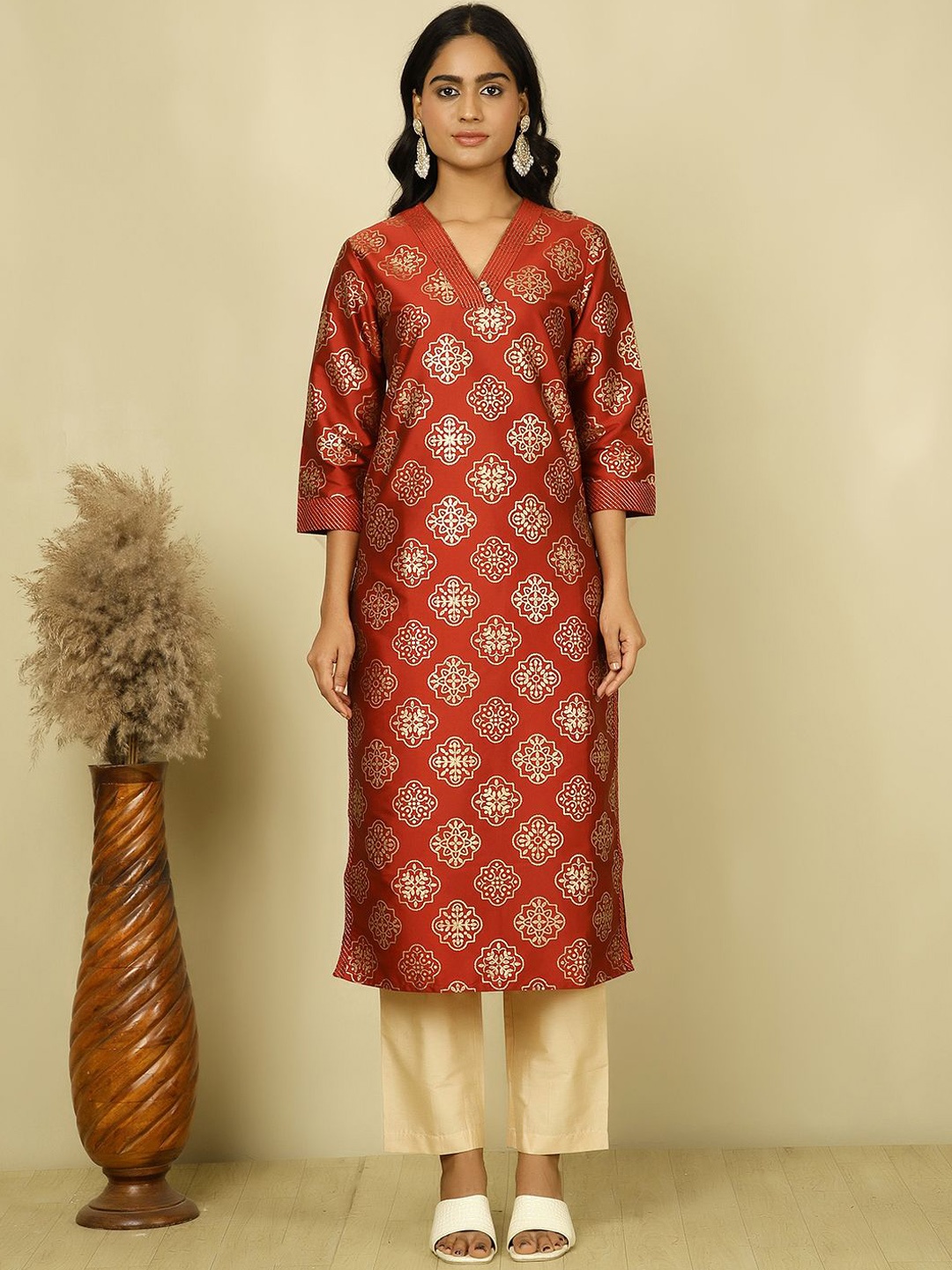 

Jaipur Kurti Ethnic Motifs Printed V-Neck Straight Kurta, Red
