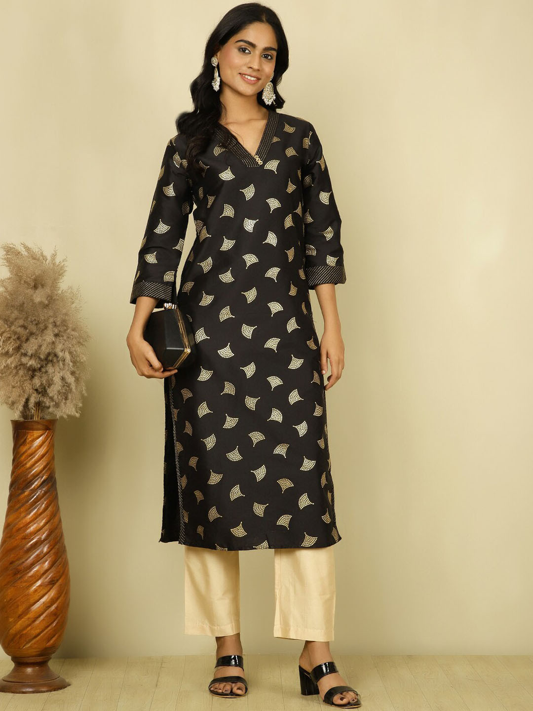 

Jaipur Kurti V-Neck Embroidered Ethnic Motifs Straight Kurta, Black