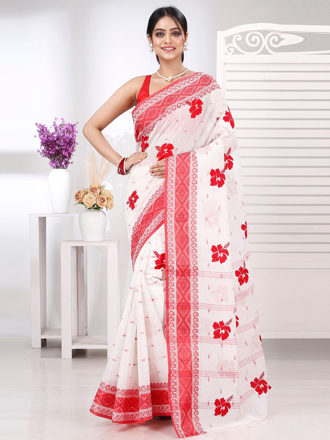 

DipDiya Ethnic Motifs Embroidered Pure Cotton Taant Saree, Red