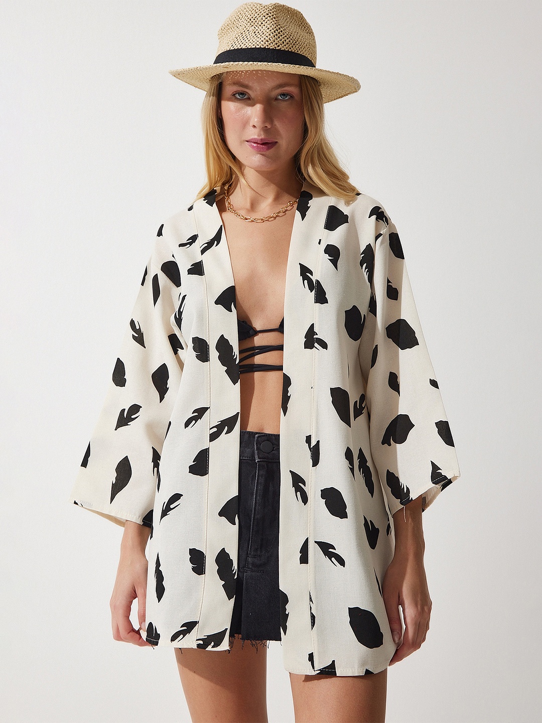 

Happiness istanbul Abstract Printed Open Front Shrug, White