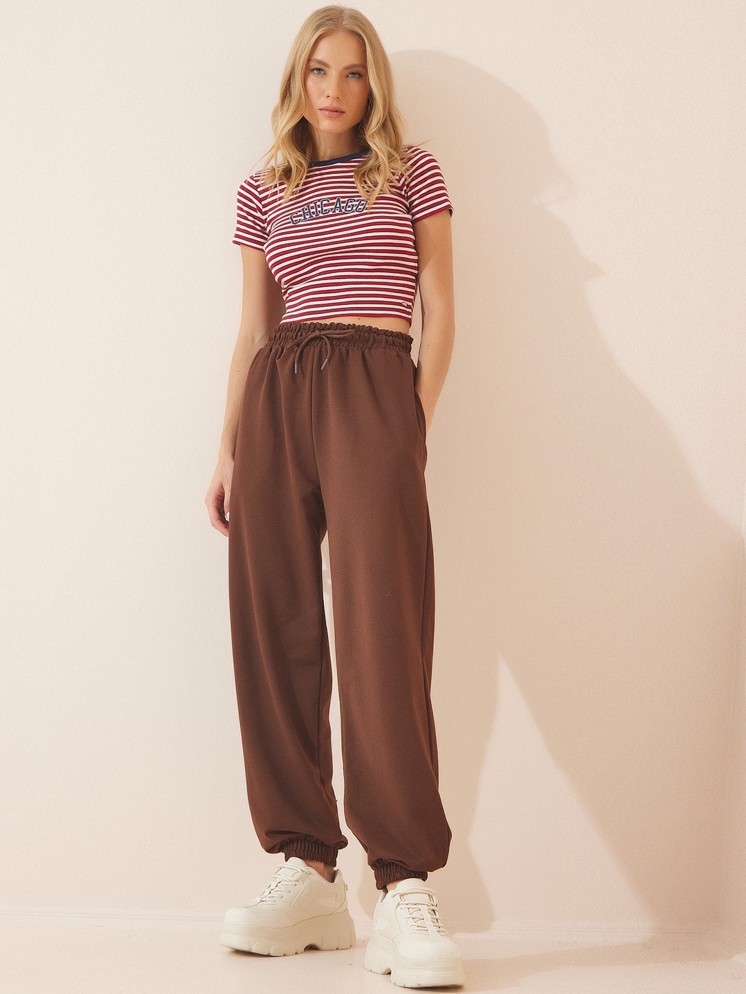

Happiness istanbul Women Mid-Rise Joggers, Brown