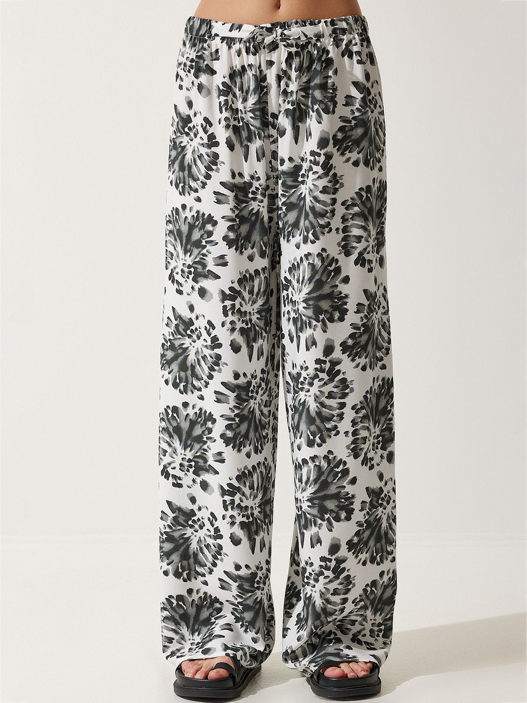 

Happiness istanbul Women Floral Printed Parallel Trousers, Na