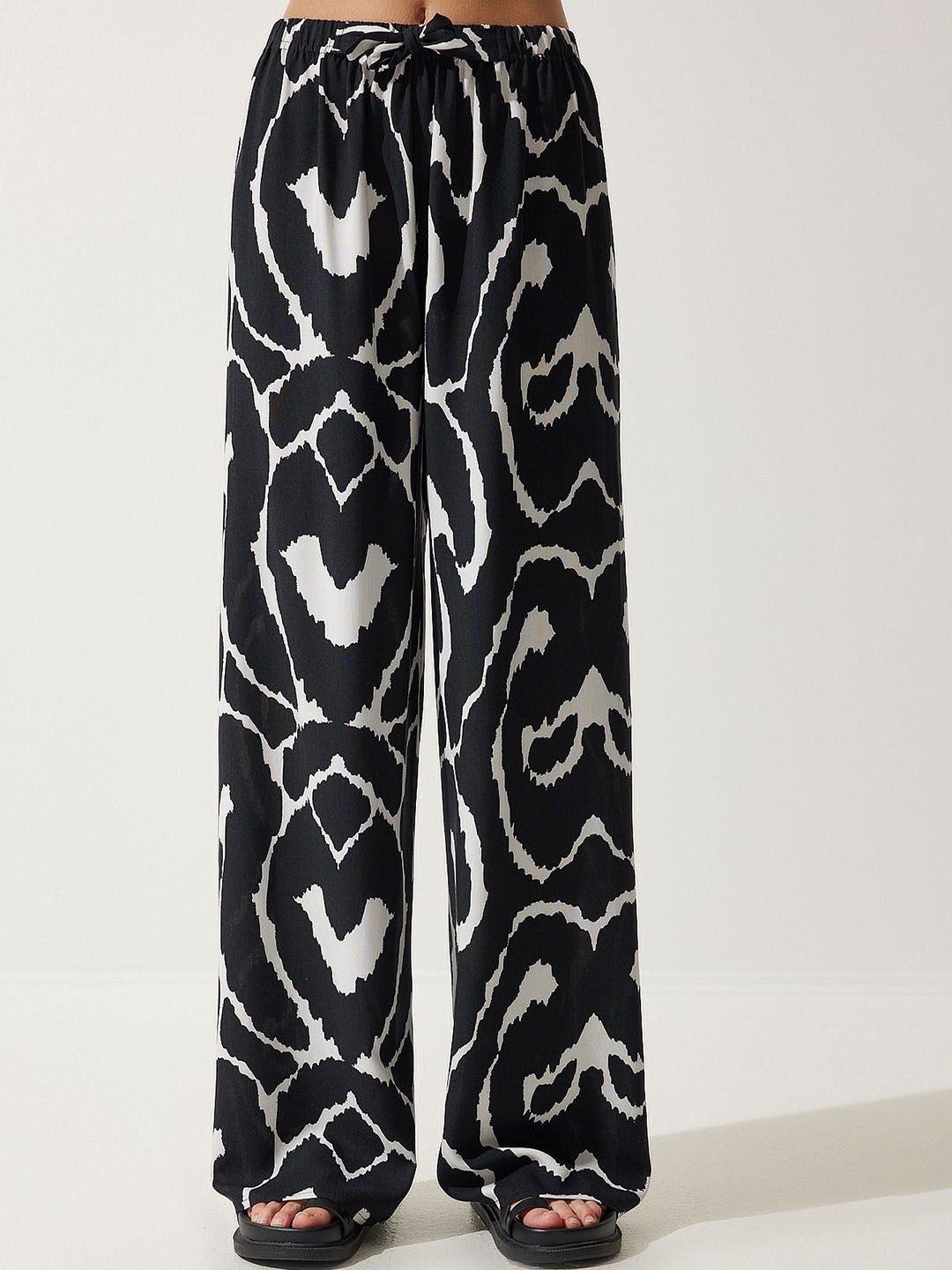 

Happiness istanbul Women Ethnic Motifs Printed Parallel Trousers, Na