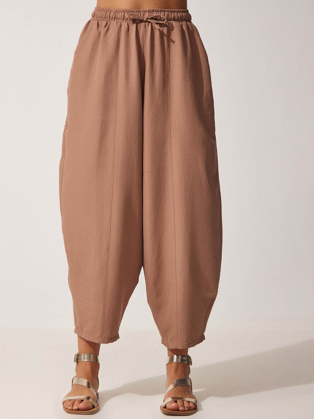 

Happiness istanbul Women Pleated Drop Crotch Trousers, Na
