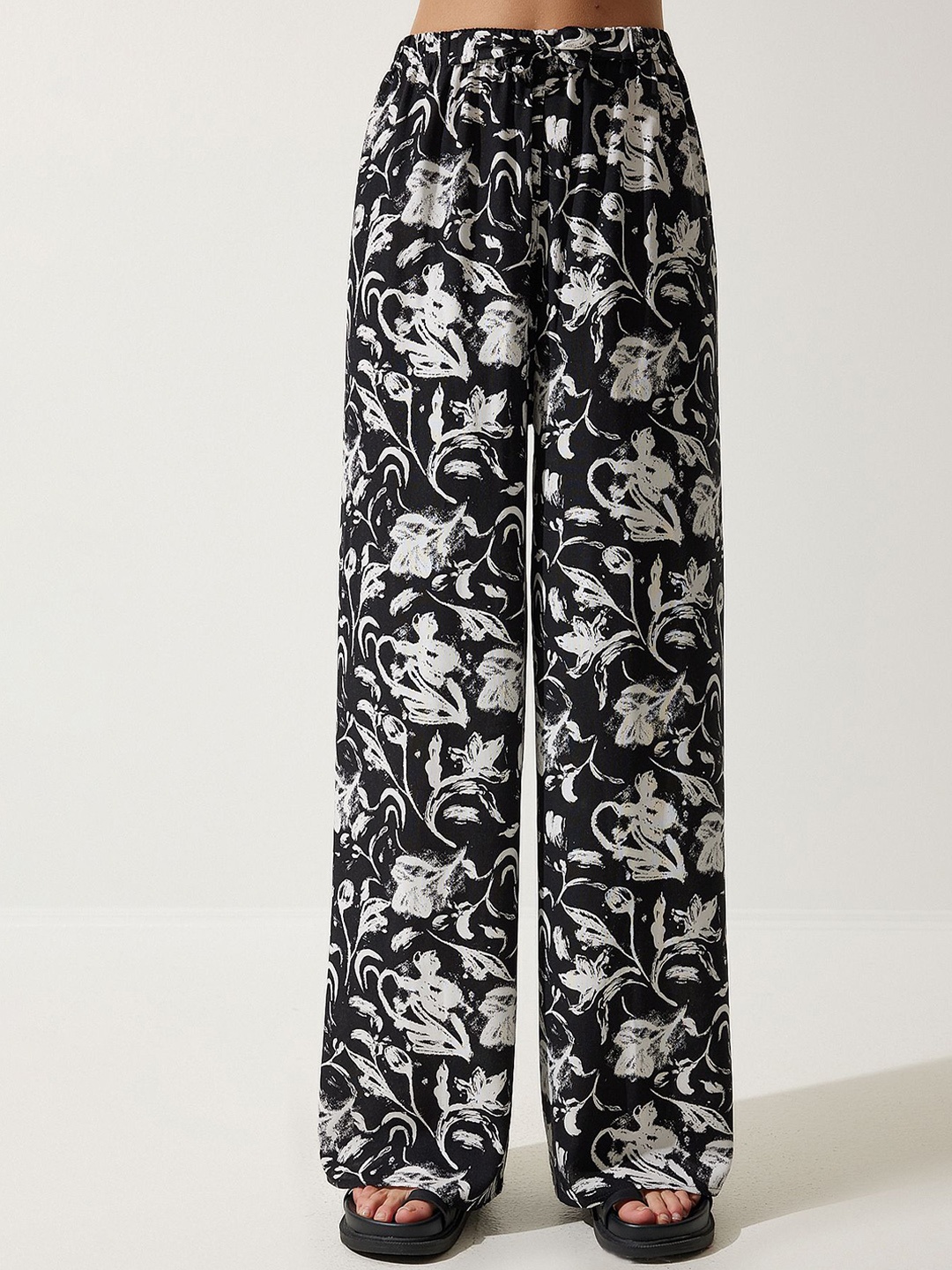 

Happiness istanbul Women Floral Printed Trouser, Black