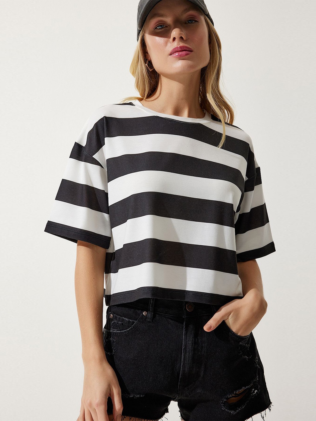 

Happiness istanbul Striped Round Neck T-shirt, Black