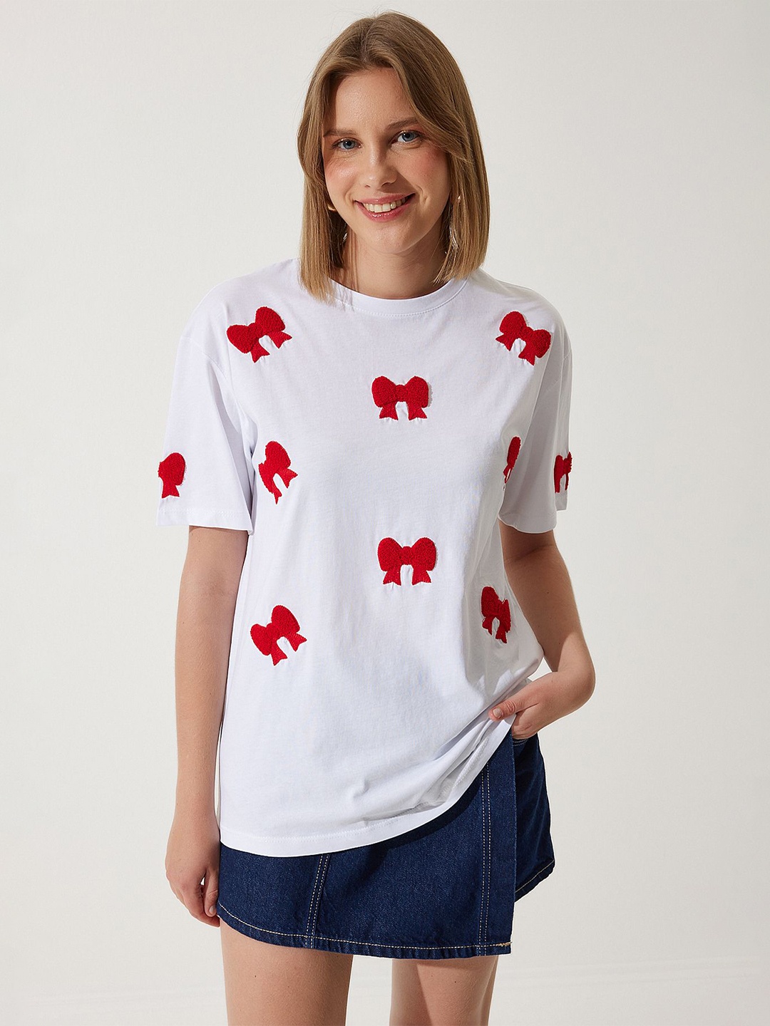 

Happiness istanbul Women Solid Round Neck T-shirt, White