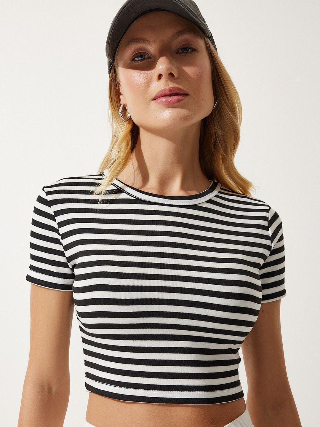 

Happiness istanbul Women Striped Round Neck T-shirt, White