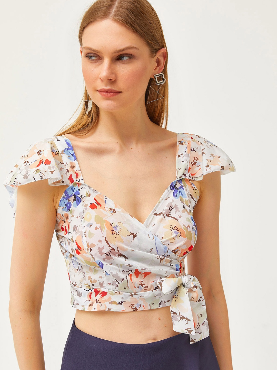 

Olalook Floral Printed Sweetheart Neck Flutter Sleeve Wrap Crop Top, White