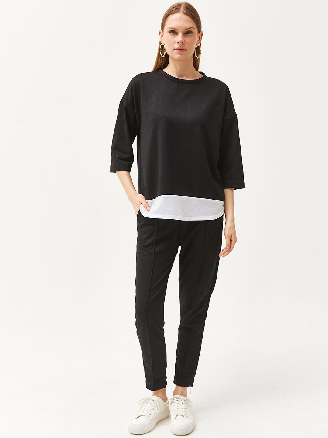 

Olalook Colourblocked Round Neck Extended Sleeves Pure Cotton Casual T-Shirt With Trousers, Black