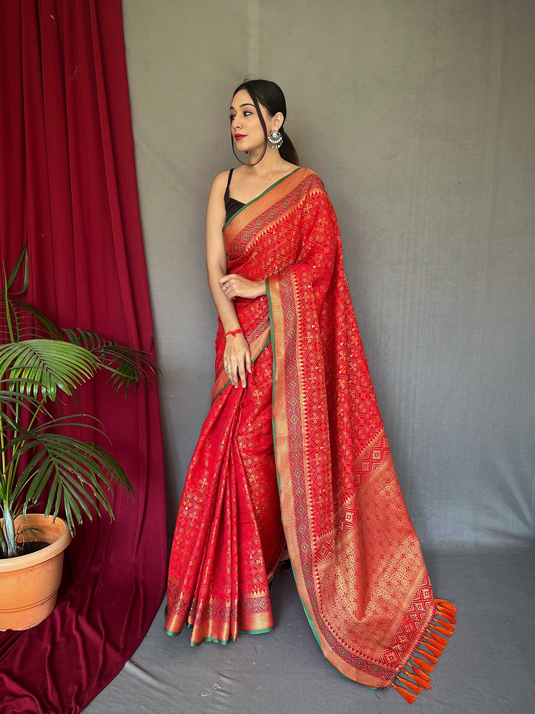 

DEVATITHI Woven Design Zari Patola Saree, Red