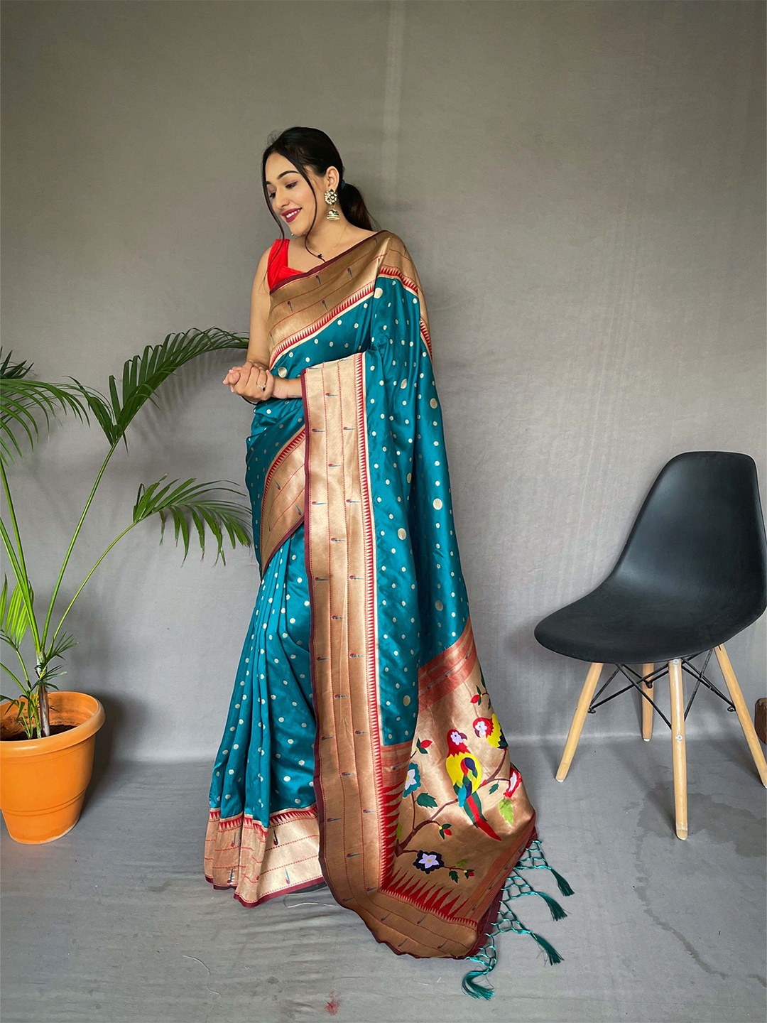 

DEVATITHI Woven Design Zari Paithani Saree, Lime green