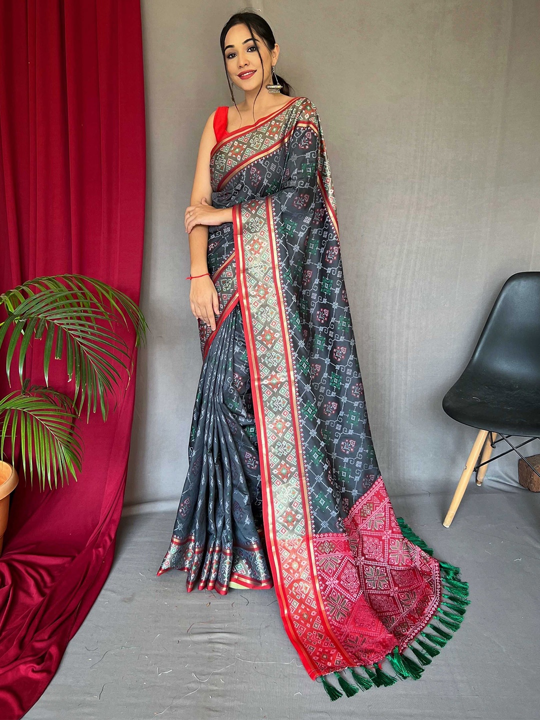 

DEVATITHI Woven Design Zari Patola Saree, Black