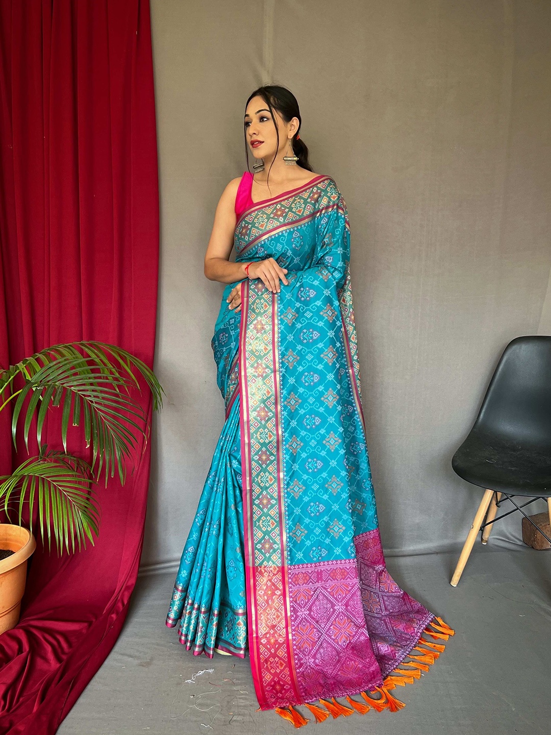 

DEVATITHI Woven Design Zari Patola Saree, Turquoise blue