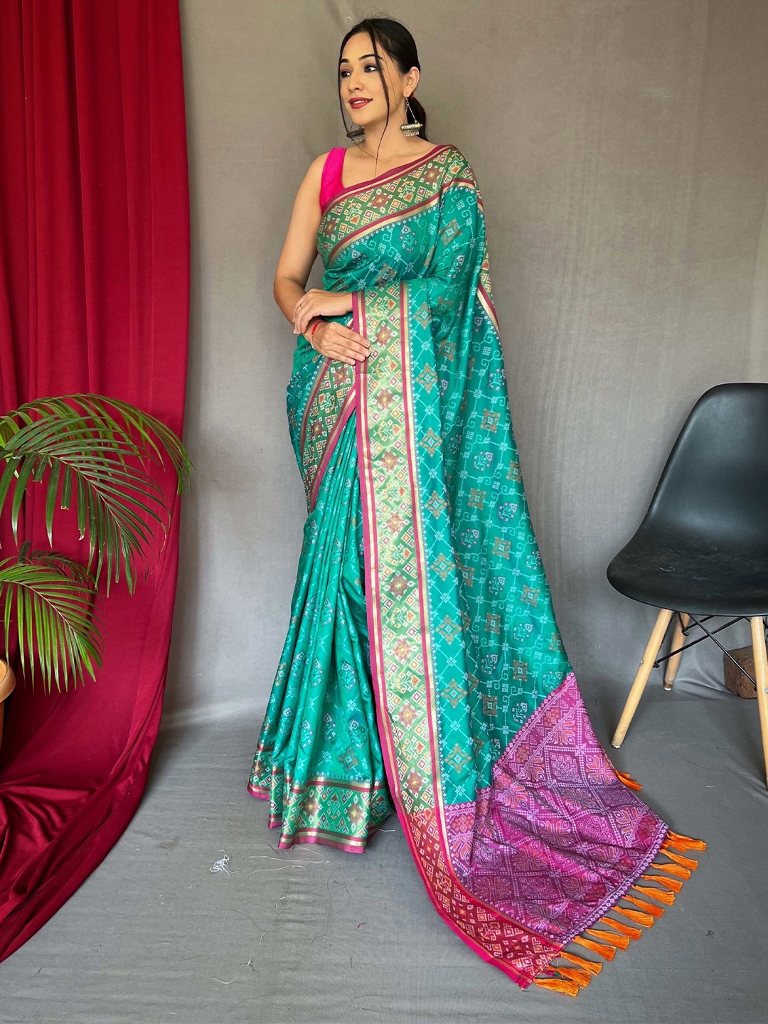 

DEVATITHI Woven Design Zari Patola Saree, Turquoise blue
