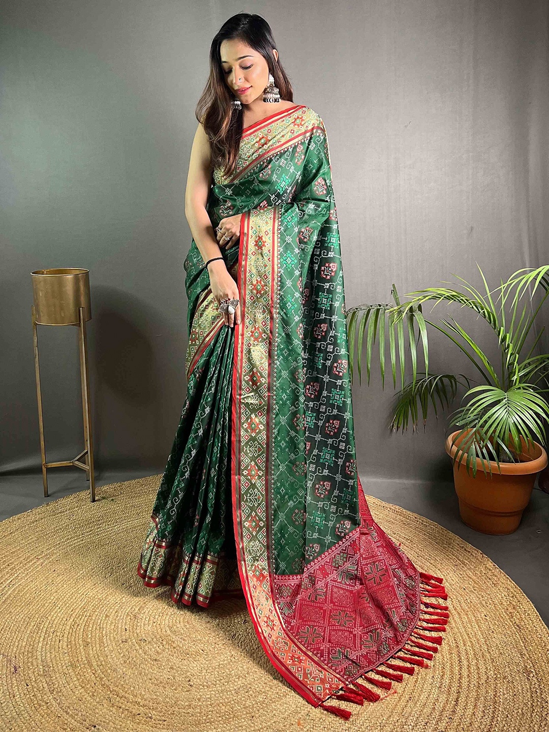 

DEVATITHI Woven Design Zari Patola Saree, Green