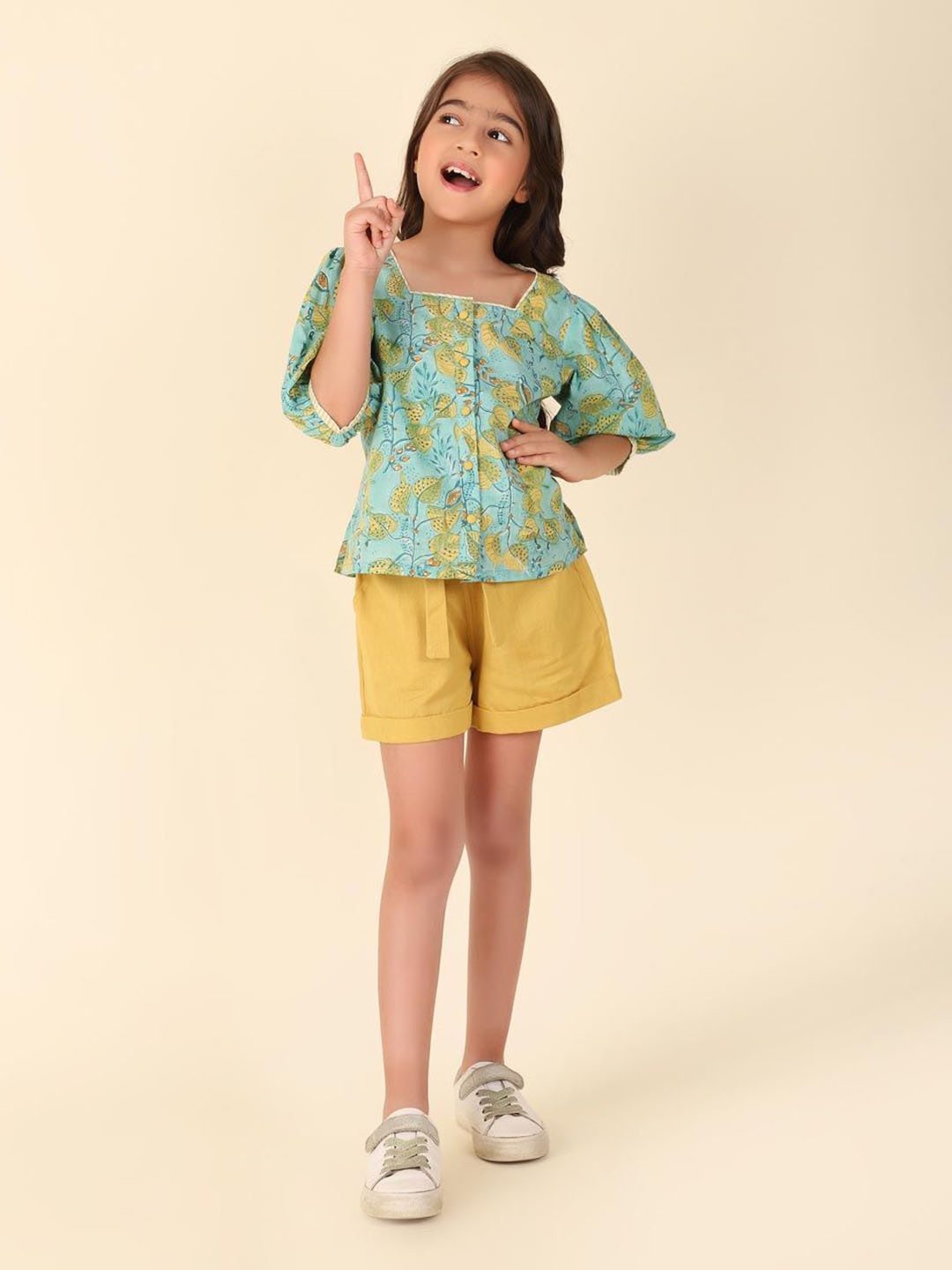 

Fabindia Girls Floral Printed Puff Sleeves Top With Shorts, Green