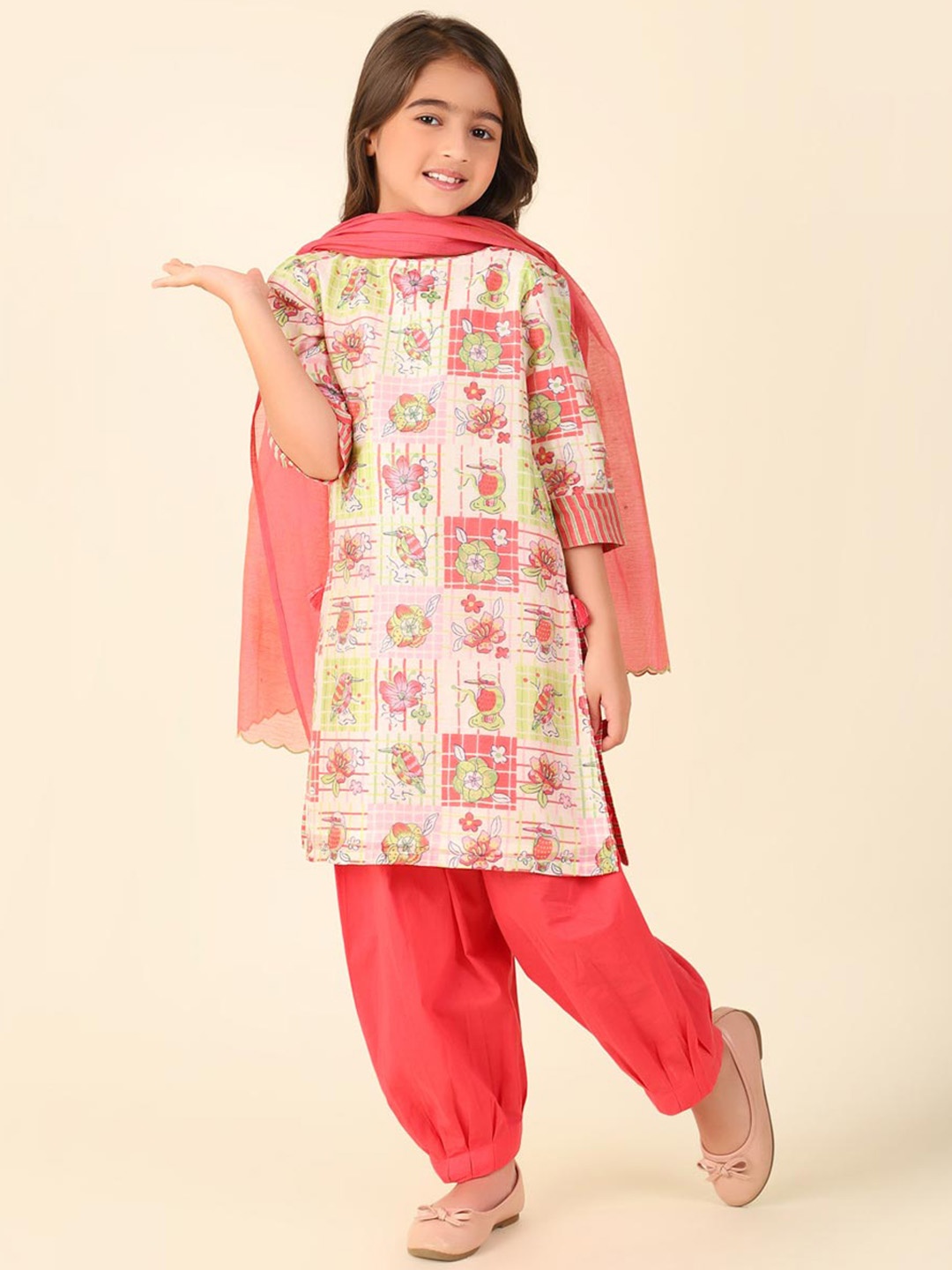 

Fabindia Girls Floral Printed Boat Neck Cotton Silk Straight Kurta With Salwar & Dupatta, Pink