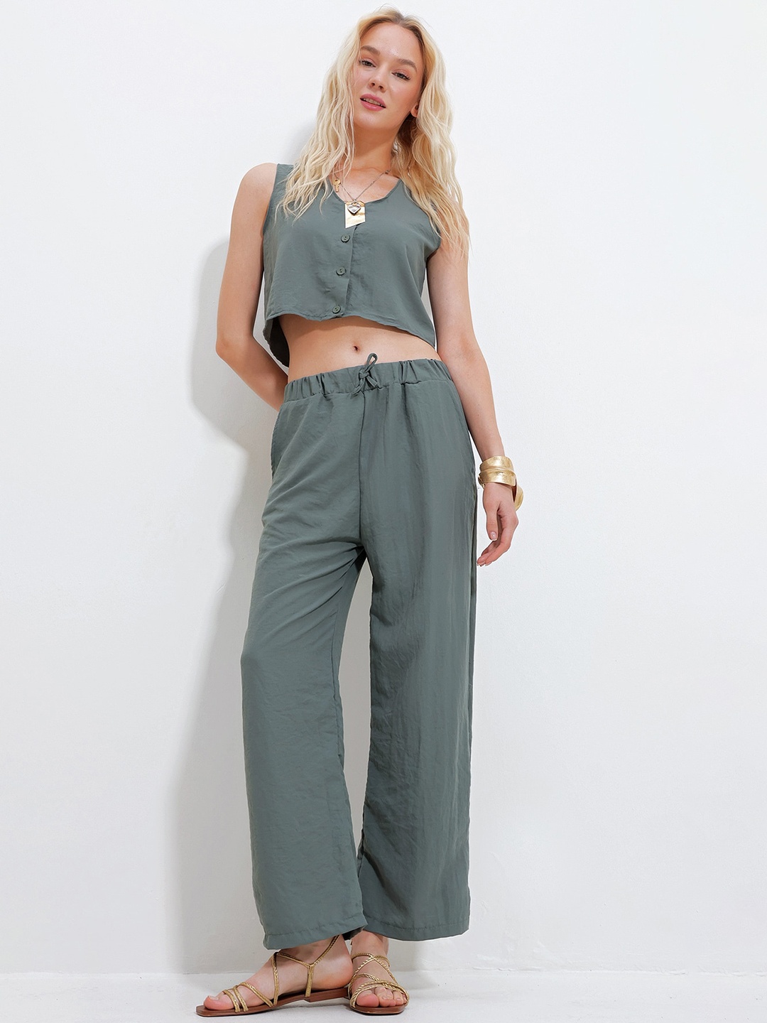 

Trend Alacati stili V-Neck Sleeveless Casual Top With Trousers, Green