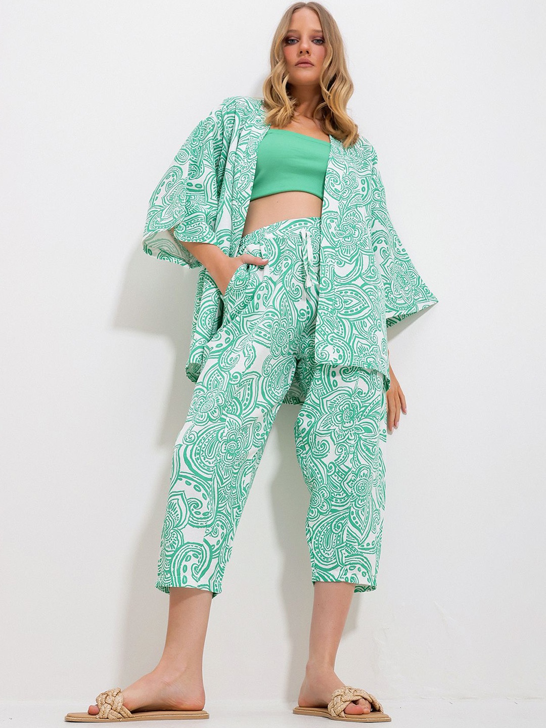 

Trend Alacati stili Floral Printed V-Neck Drop-Shoulder Sleeves Casual Shirt With Capris, Green