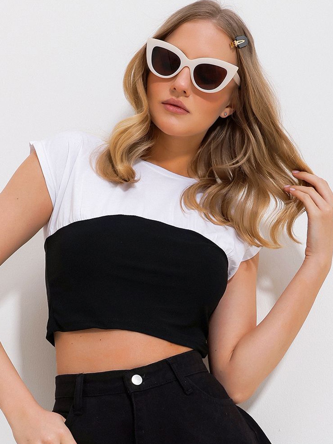 

Trend Alacati stili Colourblocked Monochrome Crop Top, Black