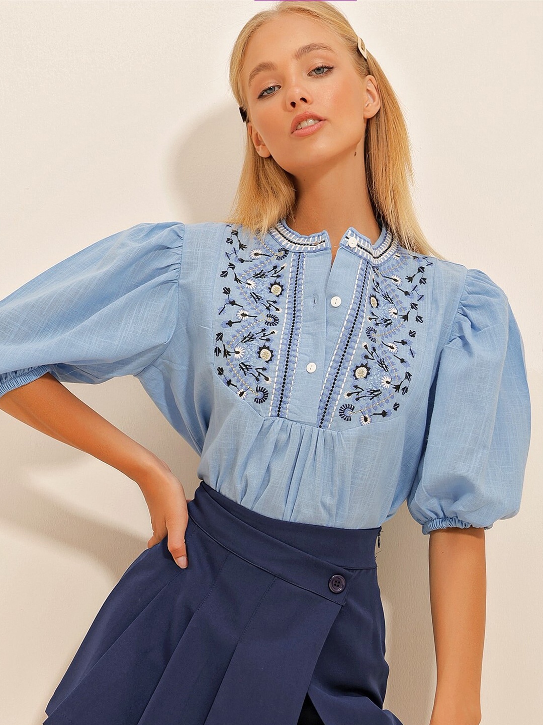 

Trend Alacati stili Mandarin Collar Puff Sleeve Floral Embroidered Top, Blue