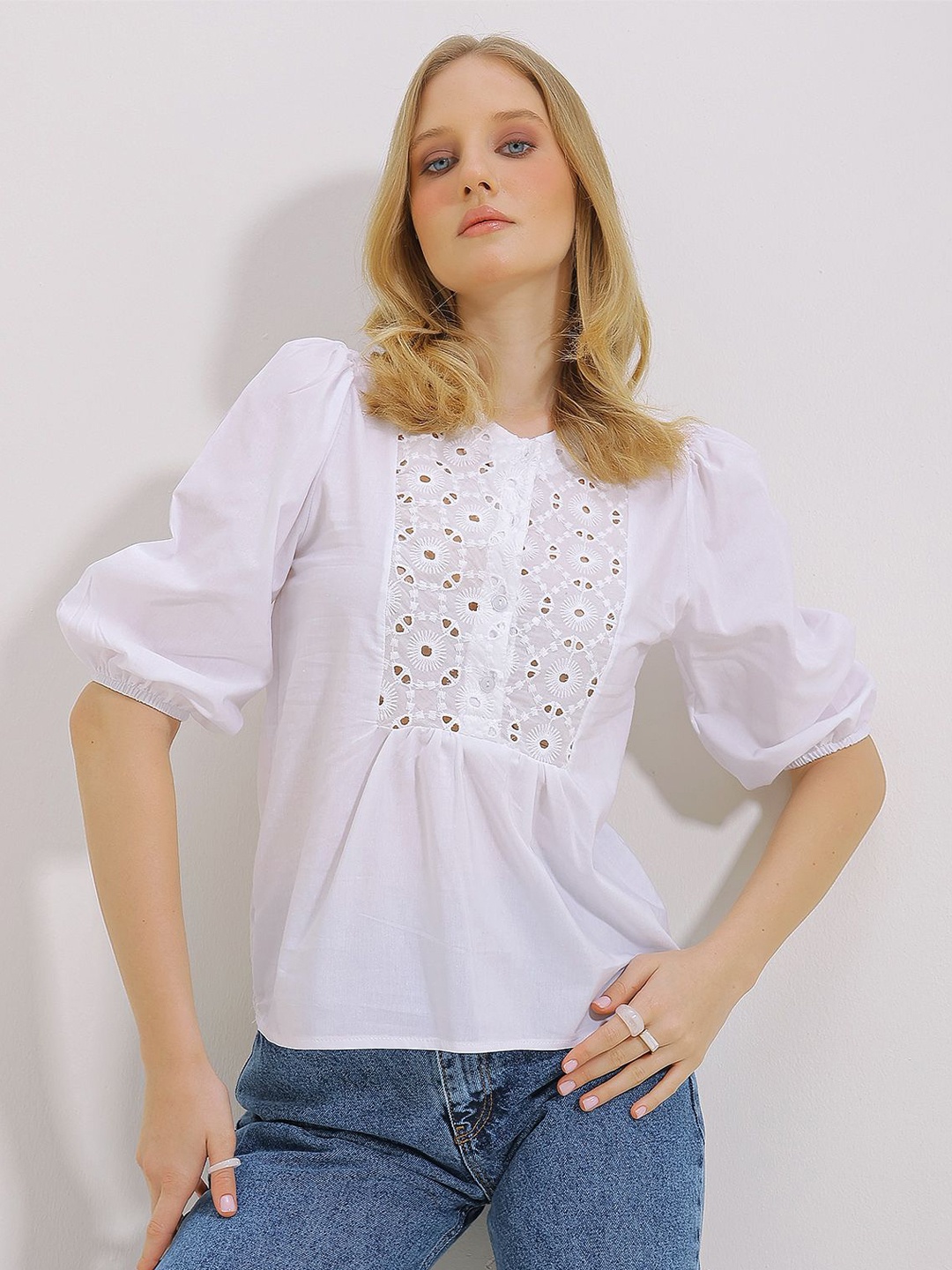 

Trend Alacati stili Puff Sleeve Embroidered Schiffli Top, White