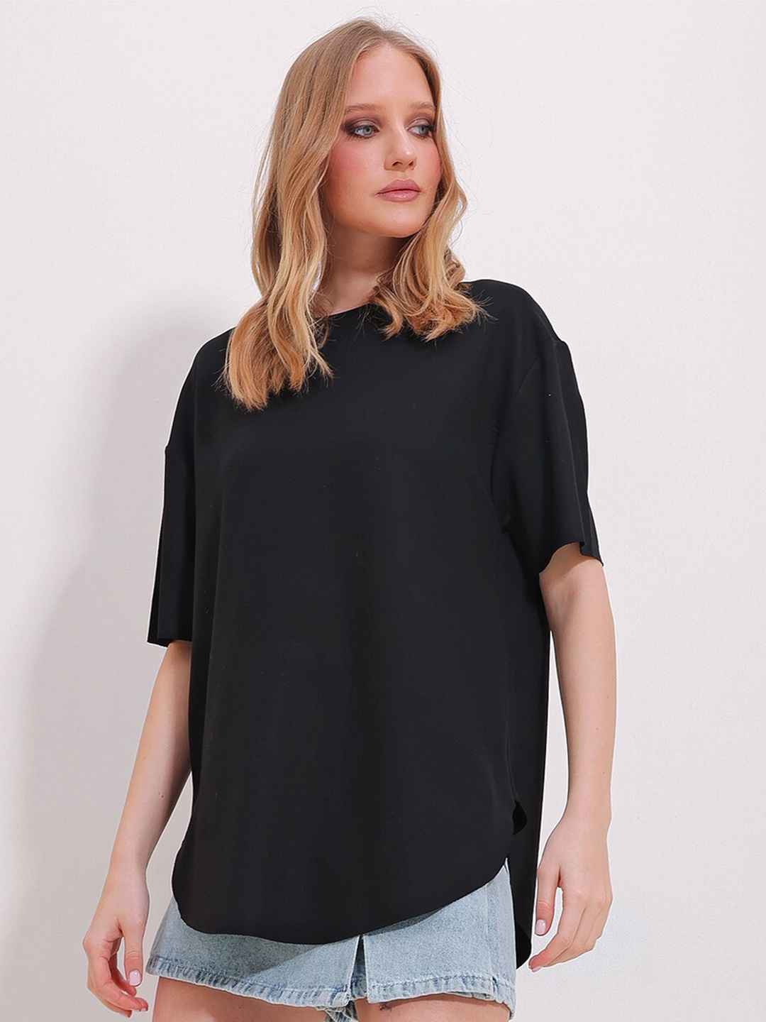 

Trend Alacati stili Women Solid Round Neck T-shirt, Black