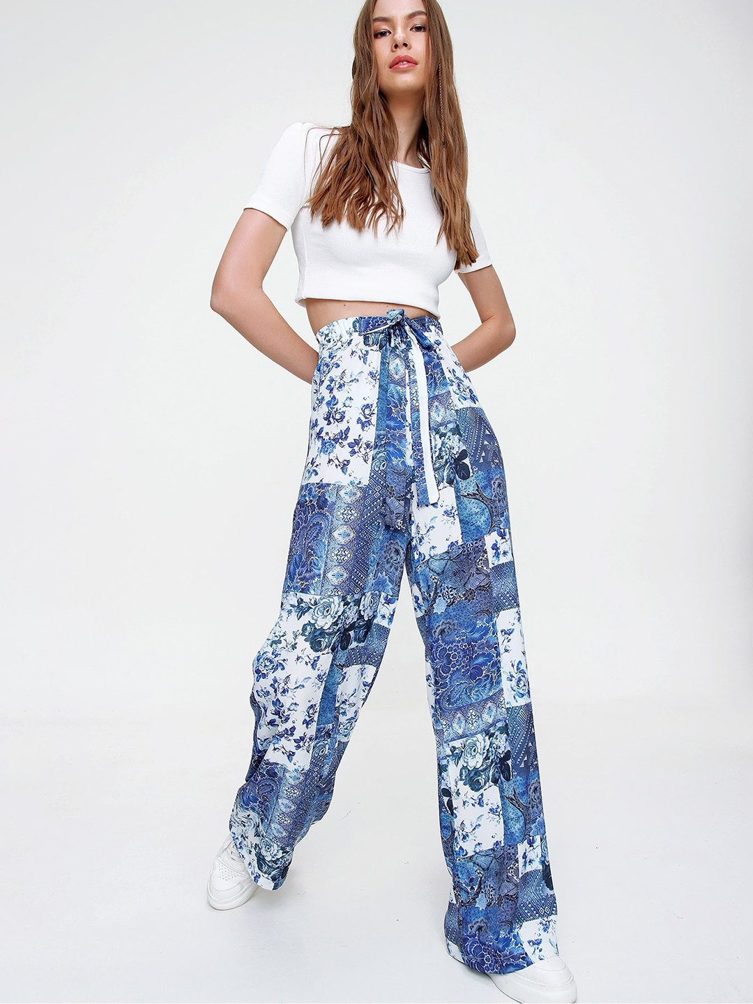 

Trend Alacati stili Women Floral Printed Trousers, Na