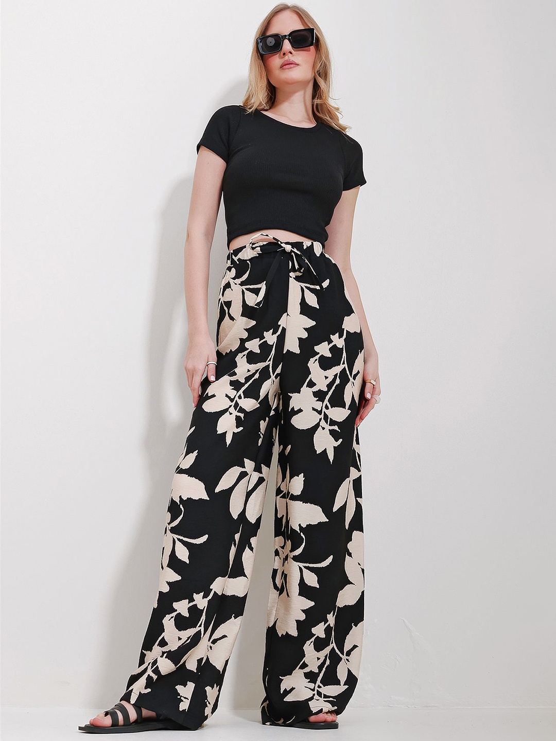 

Trend Alacati stili Women Floral Printed Parallel Trousers, Black