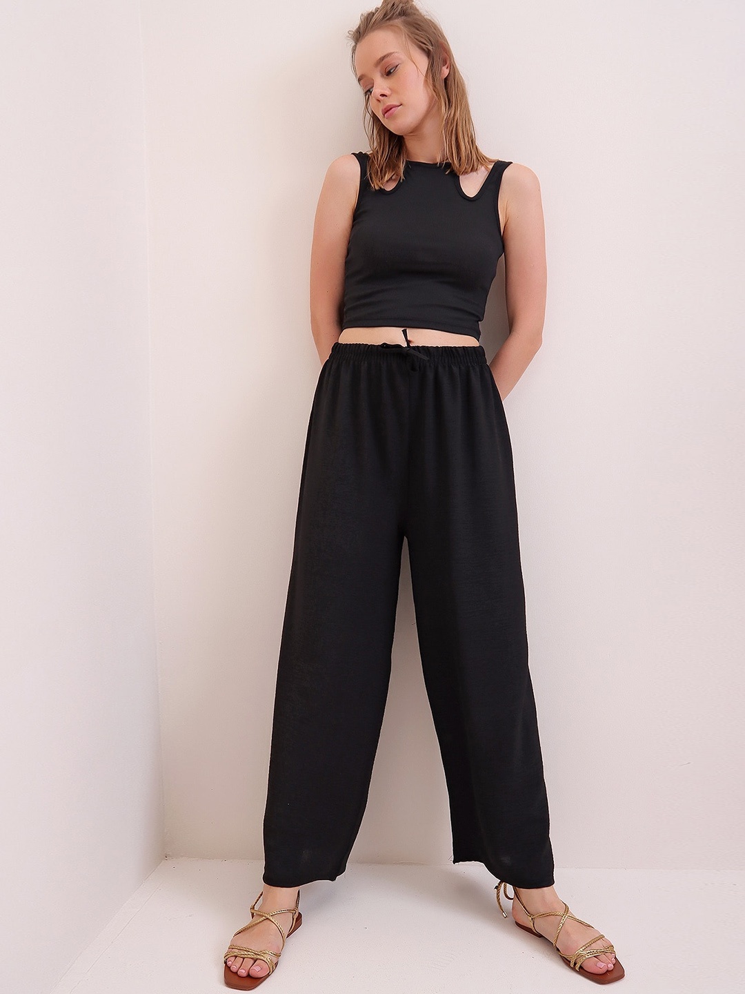 

Trend Alacati stili Women Mid-Rise Trousers, Na