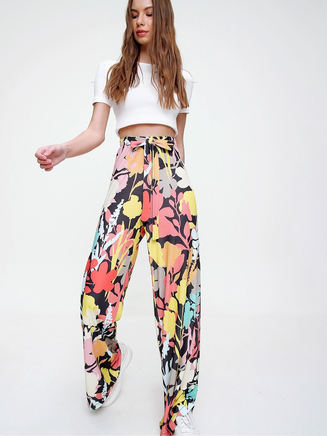 

Trend Alacati stili Women Floral Printed Trousers, Na