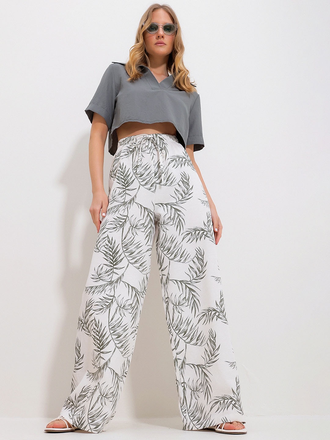 

Trend Alacati stili Women Floral Printed Cotton Parallel Trousers, White