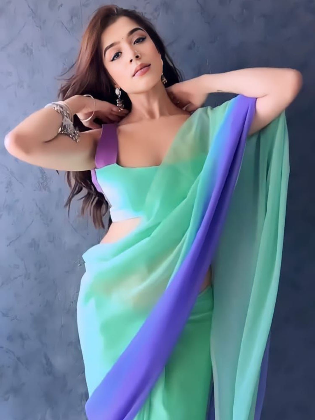

DIVASTRI Ombre Poly Georgette Ready to Wear Saree, Green