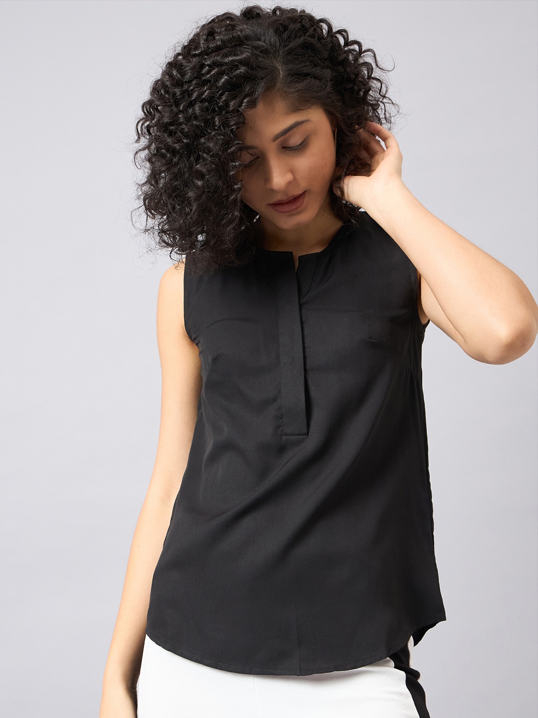 

The Roadster Lifestyle Co. Black Round Neck Sleeveless Top