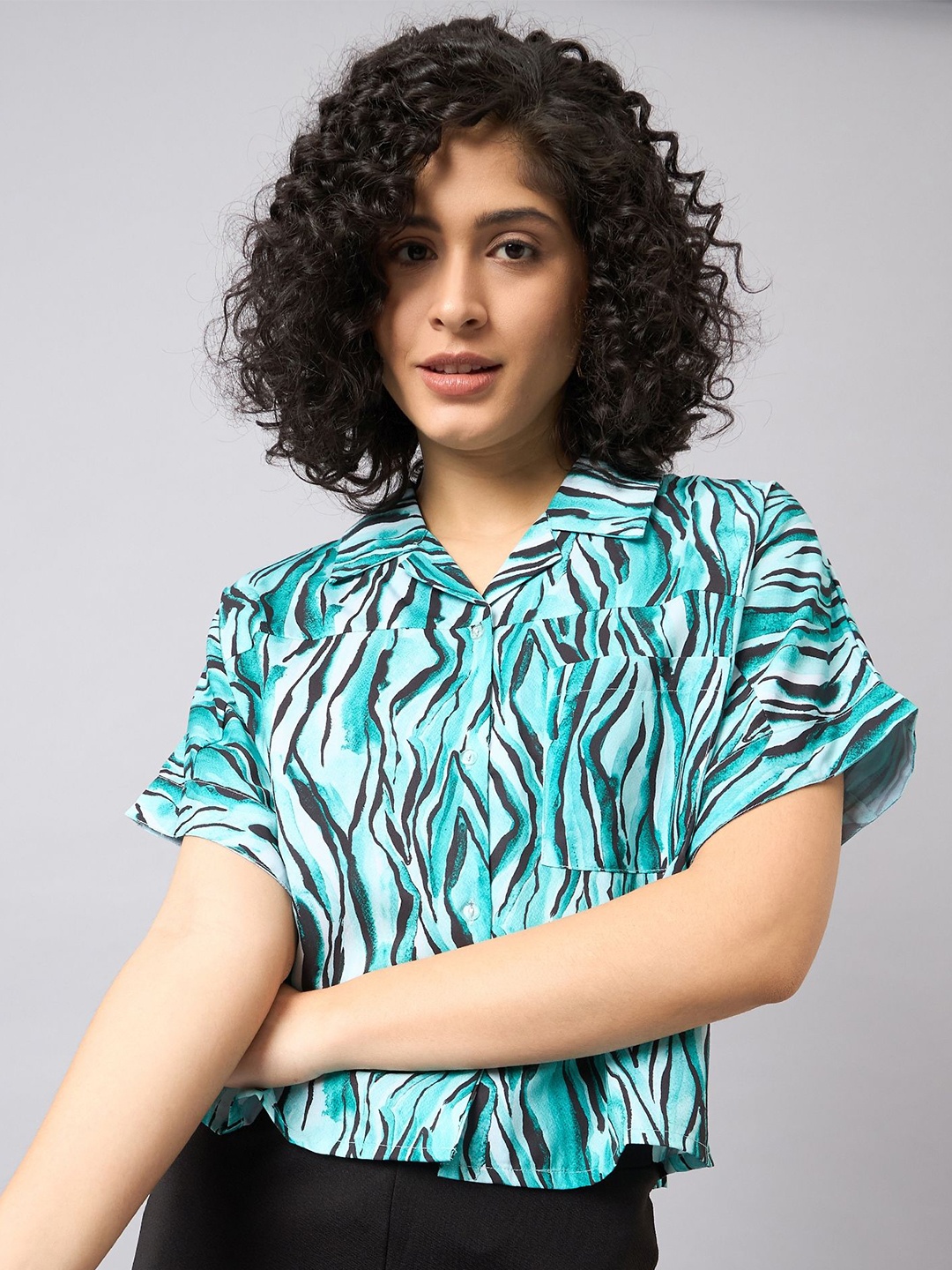 

The Roadster Lifestyle Co. Green Abstract Printed Shirt Collar Top