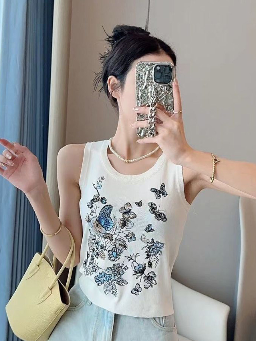 

StyleCast White Graphic Printed Fitted Sleeveless Top