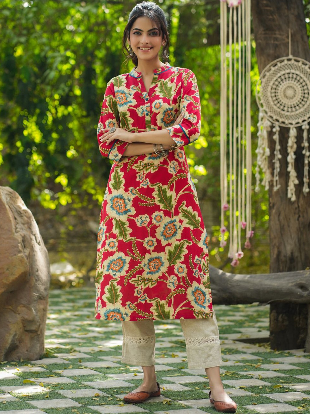 

Rain & Rainbow Mandarin Collar Floral Printed Straight Kurta, Red