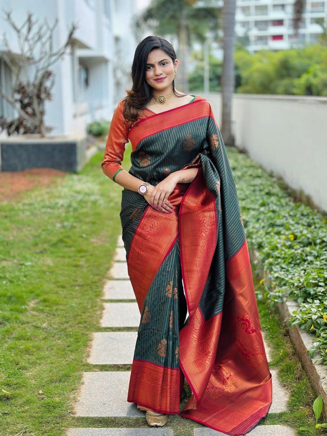 

revika Woven Design Zari Pure Silk Kanjeevaram Saree, Green
