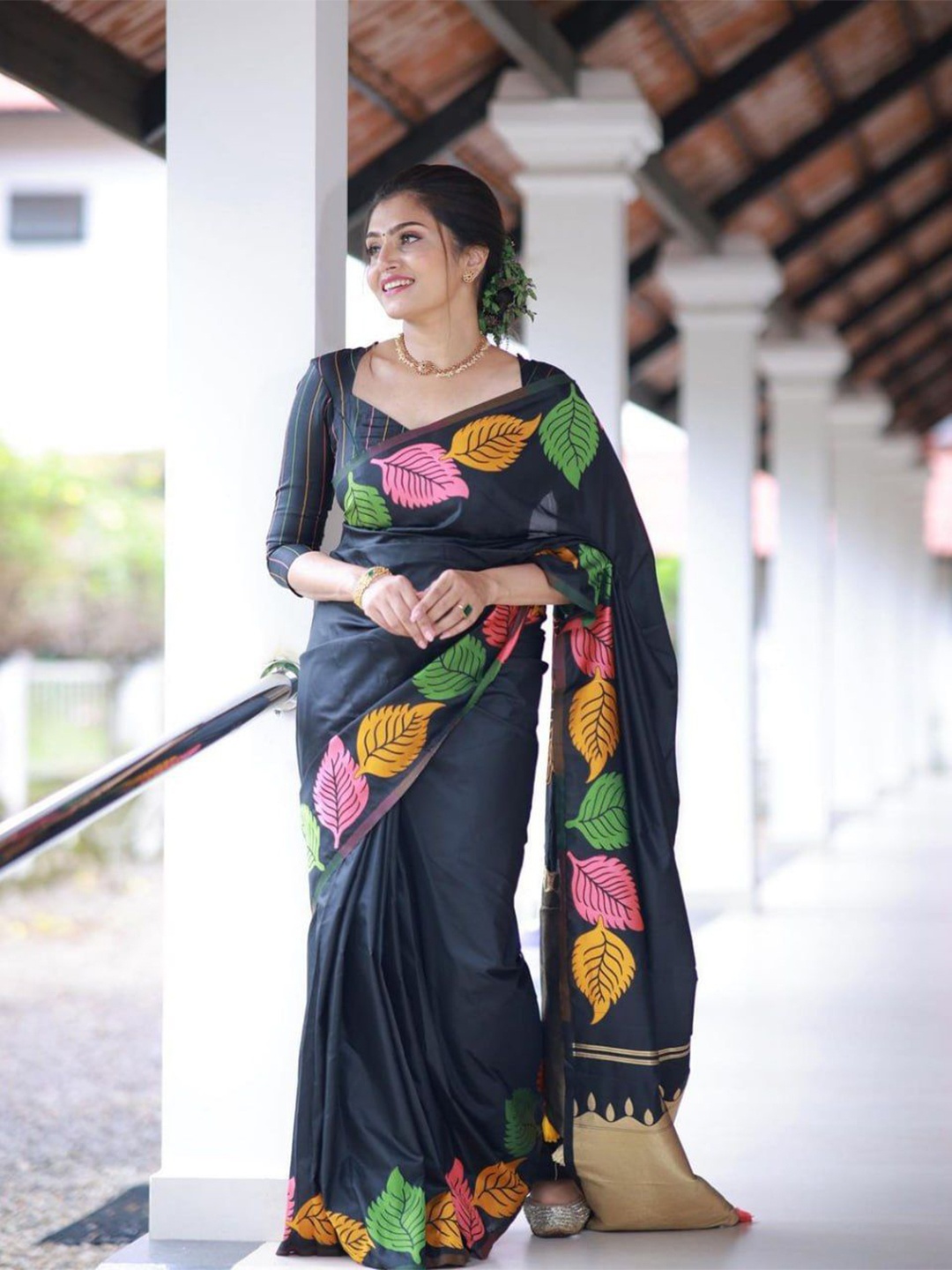 

revika Woven Design Pure Silk Kanjeevaram Saree, Black