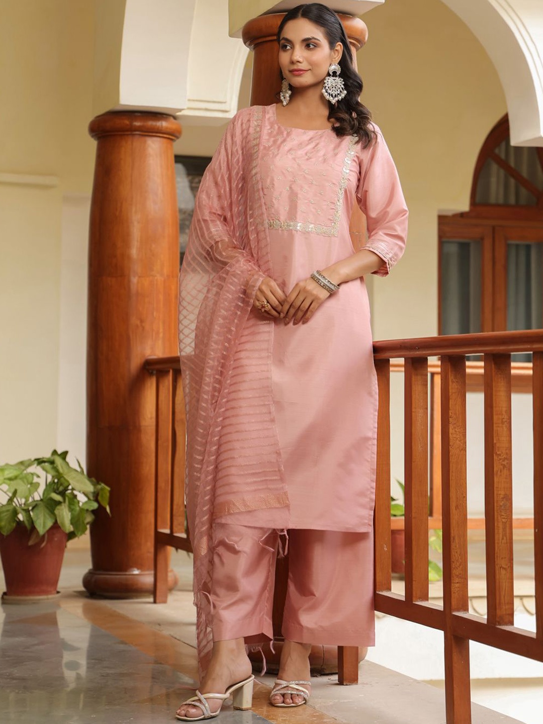 

AURIELLA Floral Embroidered Regular Straight Kurta With Trousers & Dupatta, Pink