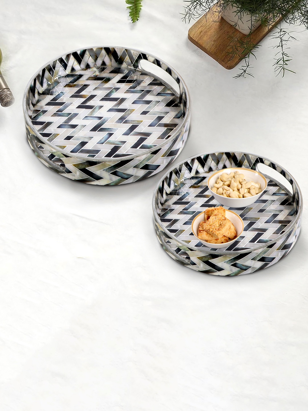 

THE HOME CO. Black & White 2 Pieces Geometric Printed Round Wooden Serving Trays