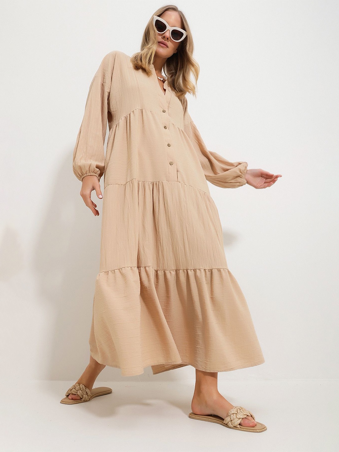 

Trend Alacati stili Mandarin Collar Cuffed Sleeves Gathered Tiered Maxi A-Line Dress, Beige