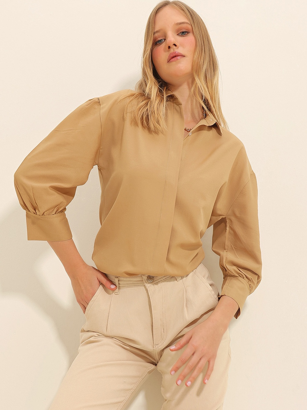 

Trend Alacati stili Opaque Spread Collar Casual Shirt, Beige