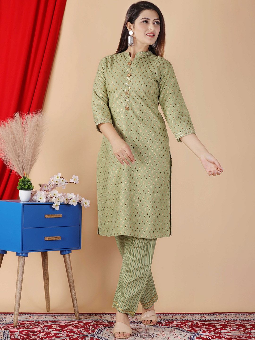

VIKANSHI INTERNATIONAL Ethnic Motifs Printed Mandarin Collar Straight Kurta With Trousers, Fluorescent green