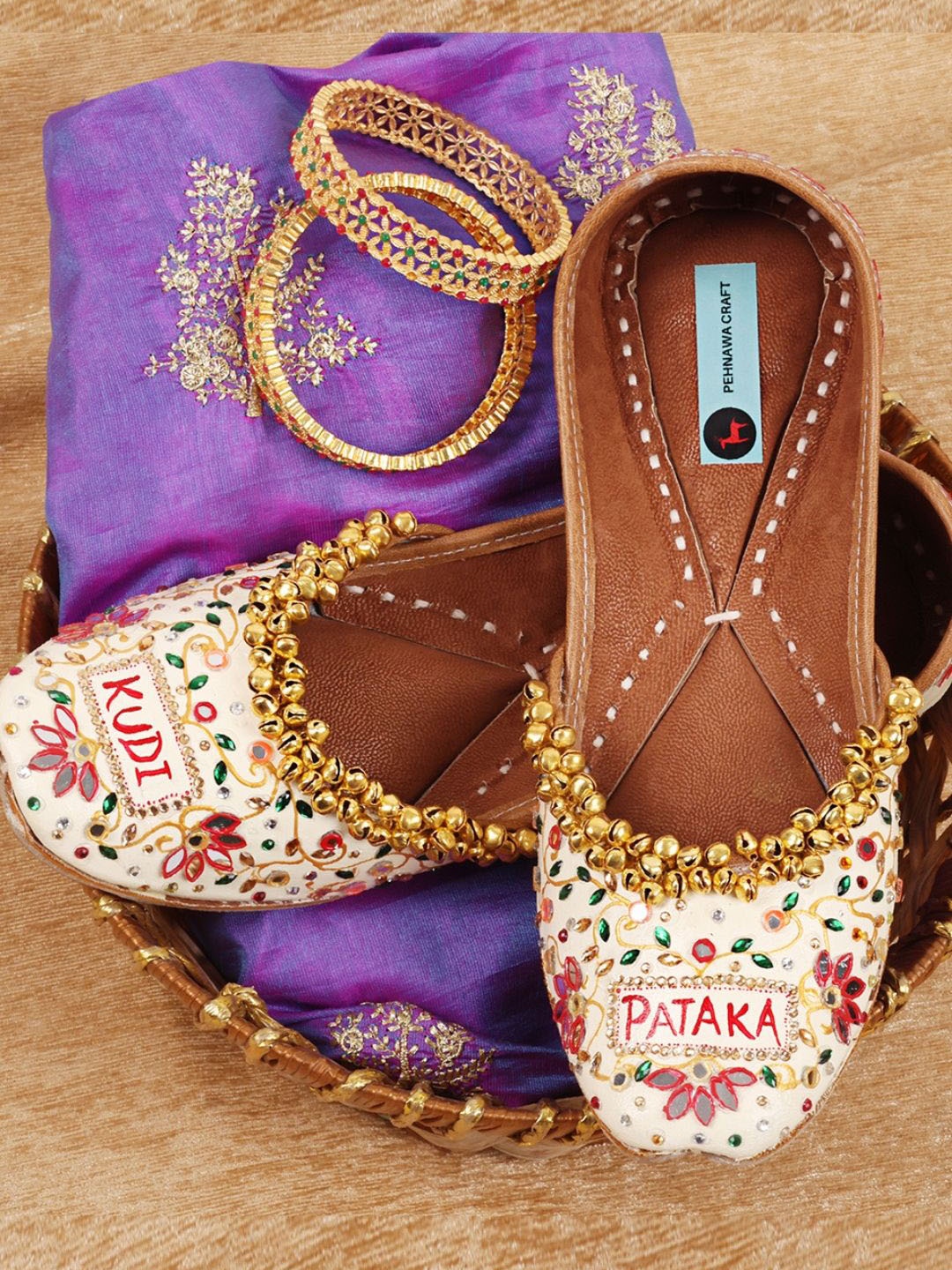 

PehnawaCraft Kudi Pataka embellished ghungroo handcrafted mojaris, Cream