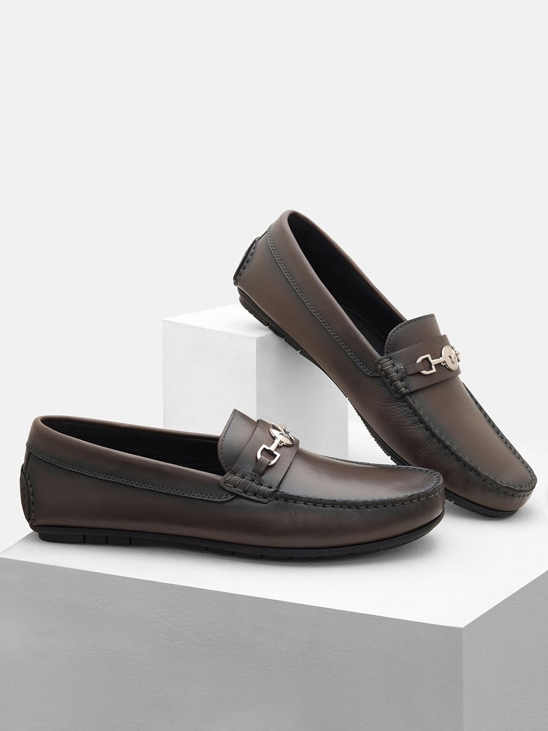 

Blackberrys Men Round Toe Leather Loafers, Grey