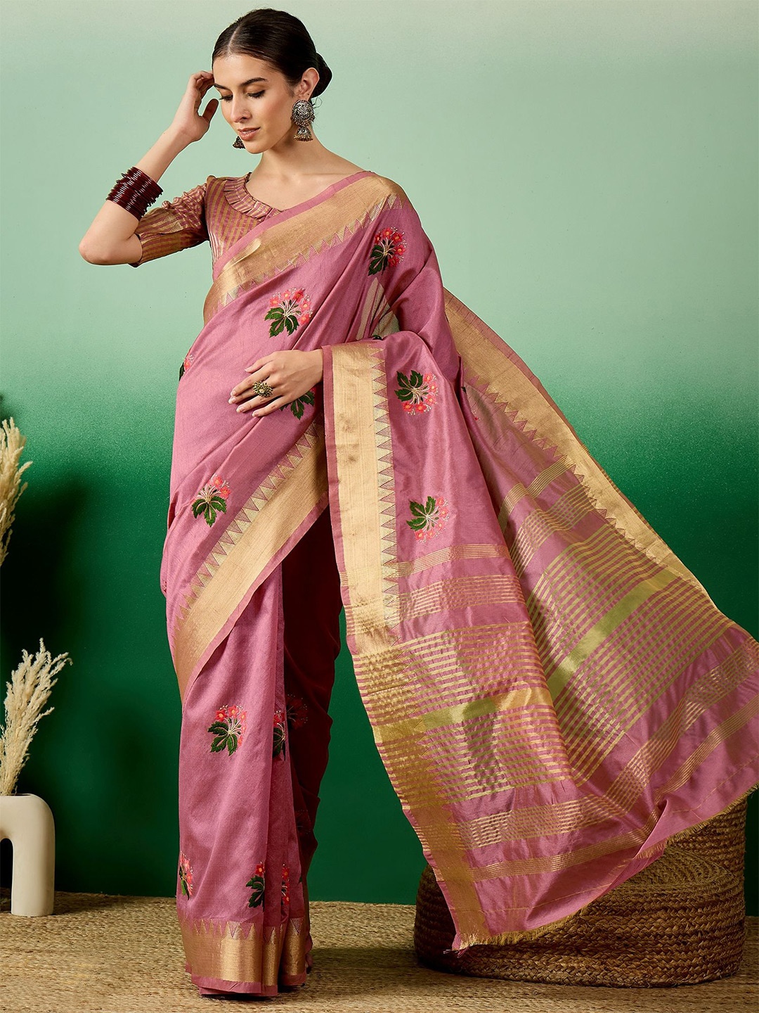 

RAJGRANTH Floral Embroidered Saree, Pink