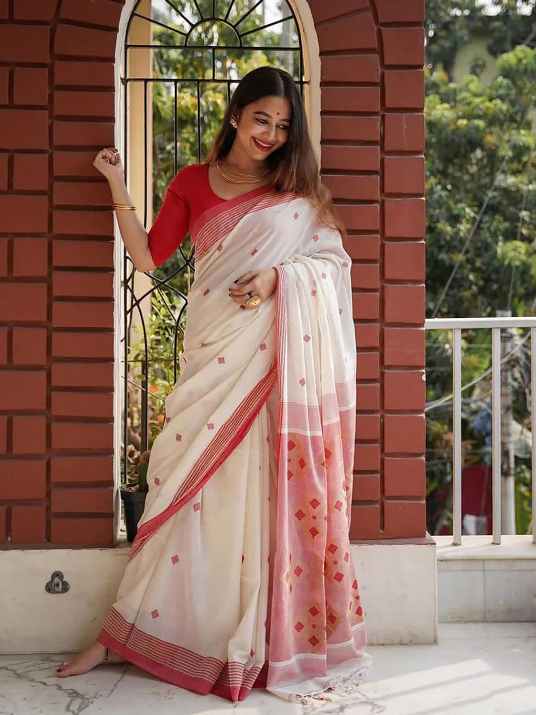 

Aldwych Woven Design Banarasi Saree, White