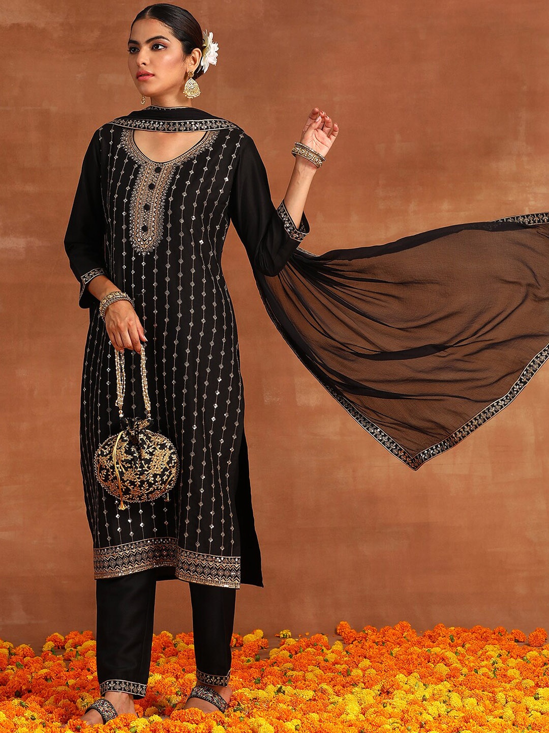 

Indo Era Embroidered V-Neck Three-Quarter Sleeves Sequinned Kurta Set, Black
